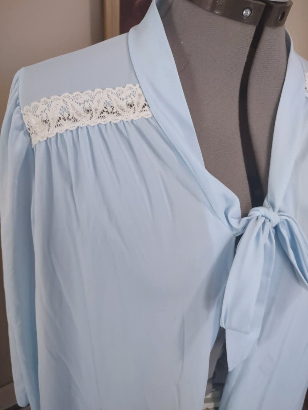 Vintage Style Robe - Picture 2 of 3